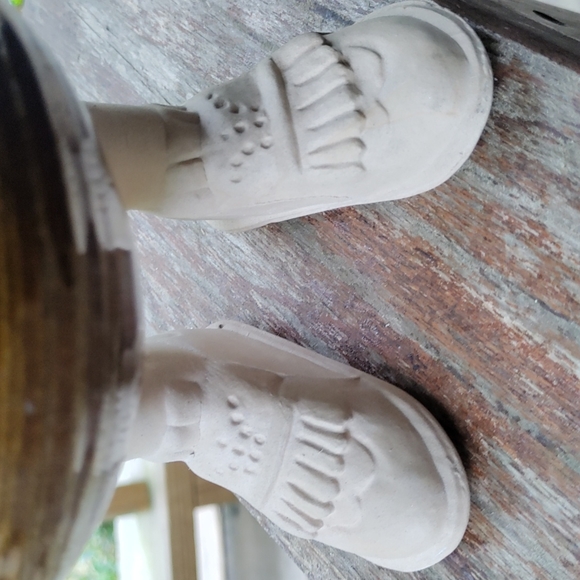 Brown glazed coffee mug with men's shoes - Picture 4 of 4